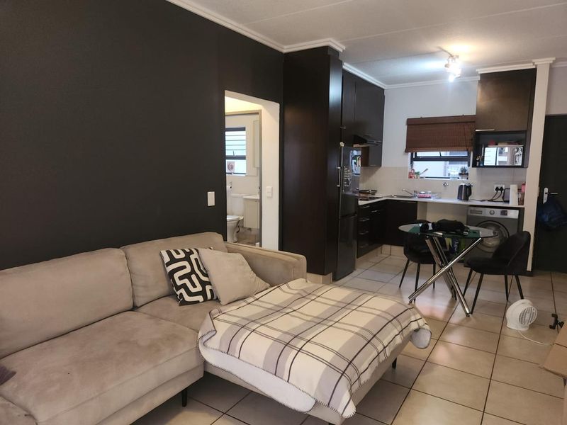 1 Bedroom Apartment with Private Garden in Secure Lonehill Estate - Photo 2