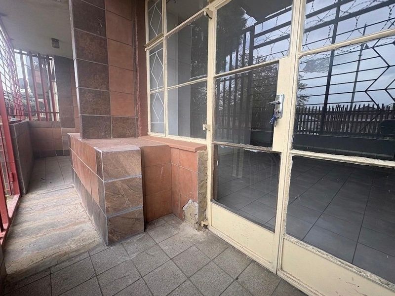 Spacious Ground Floor Apartment with Private Garden - Photo 2