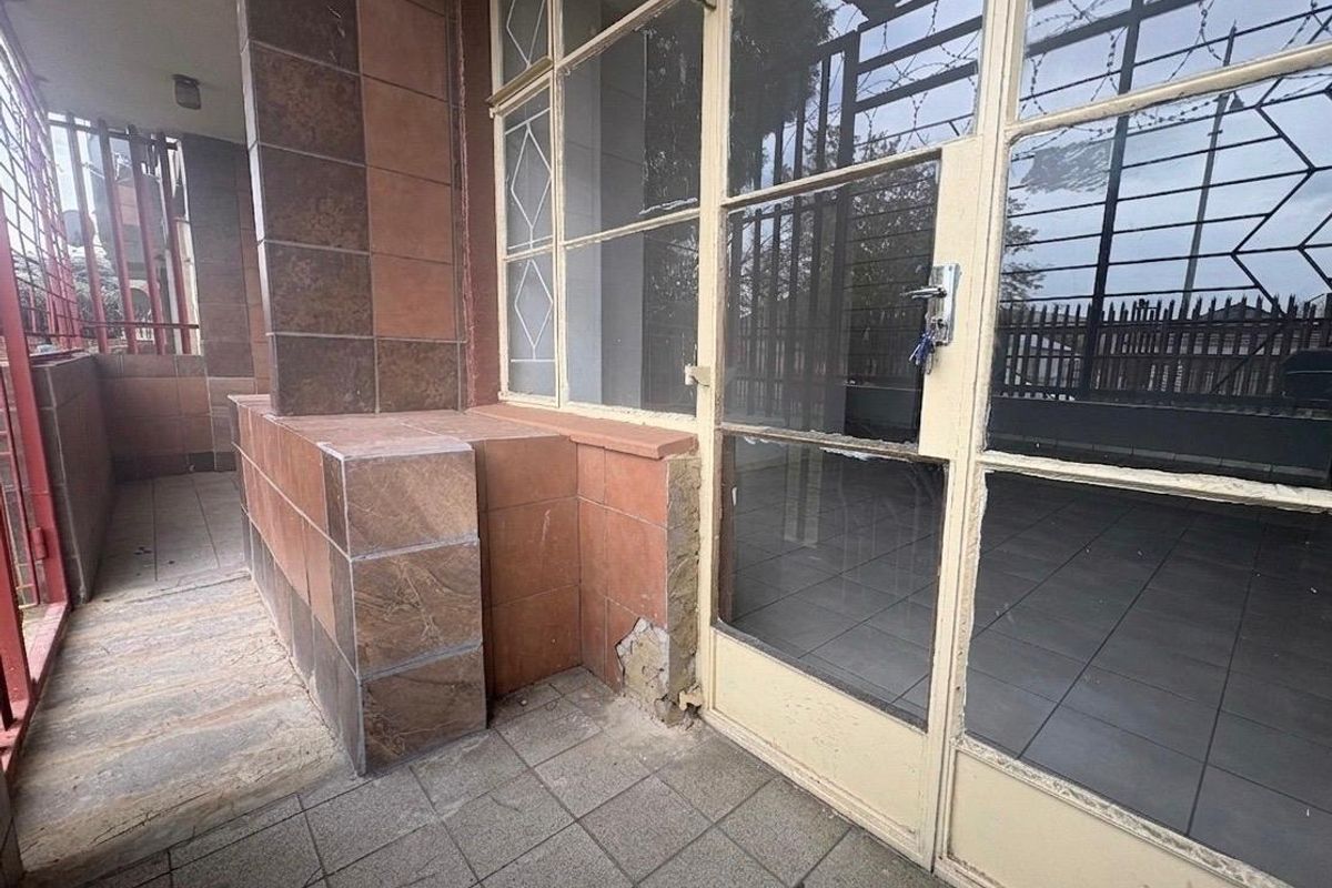 Spacious Ground Floor Apartment with Private Garden - Photo 2