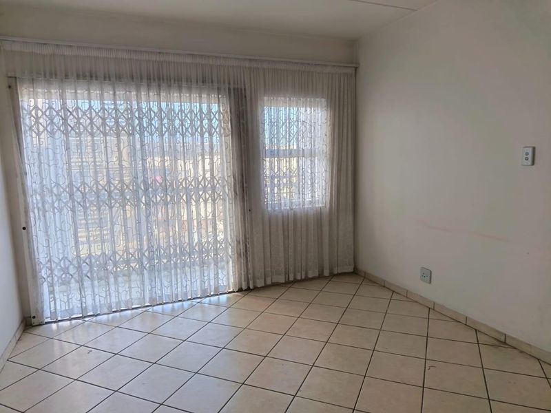2 Bedroom Flat for sale in Woodhurst - Photo 5