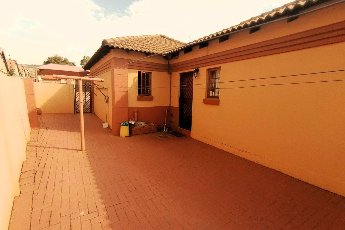 Beautiful Home in a Well maintained Complex - Photo 4