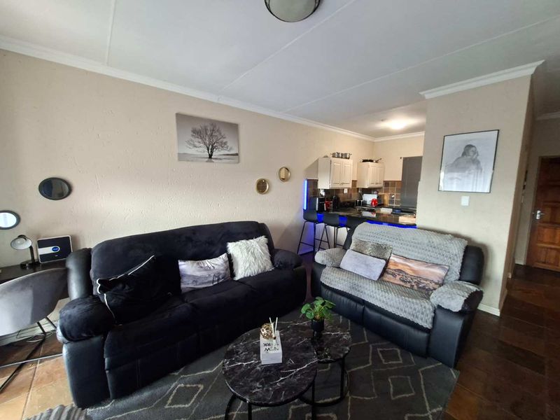Neat & Modern Top-Floor Apartment in Weltevreden Park - Photo 10