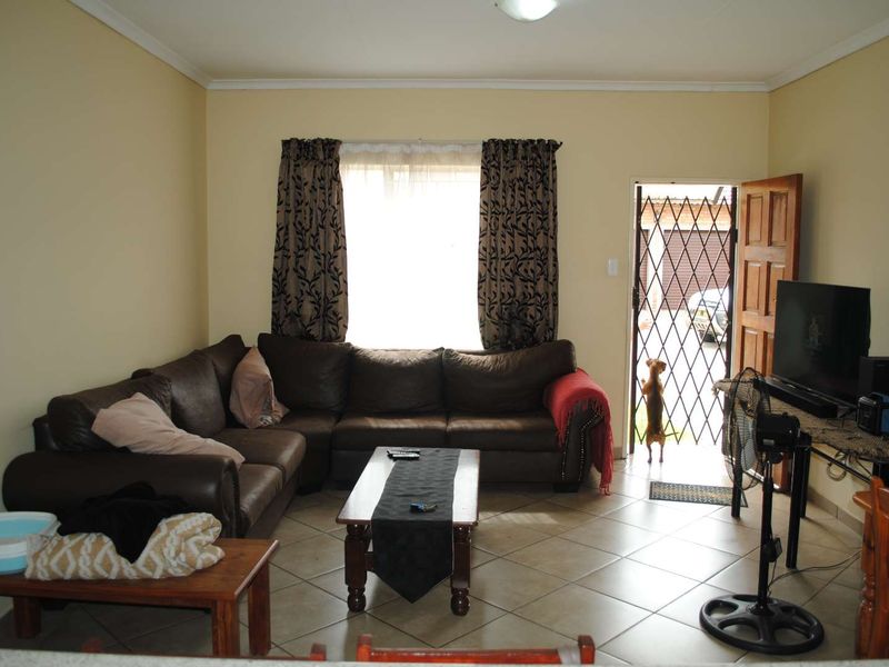 Contemporary Neat Complex – Ideal Lock-Up-and-Go Living - Photo 6