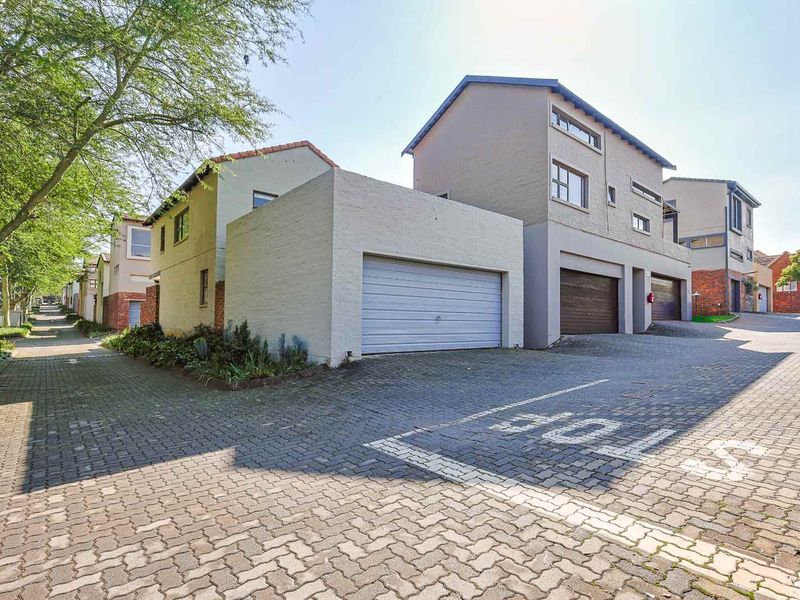 Modern, Move-In Ready Home in Secure & Sought After Olympus Estate - Photo 9