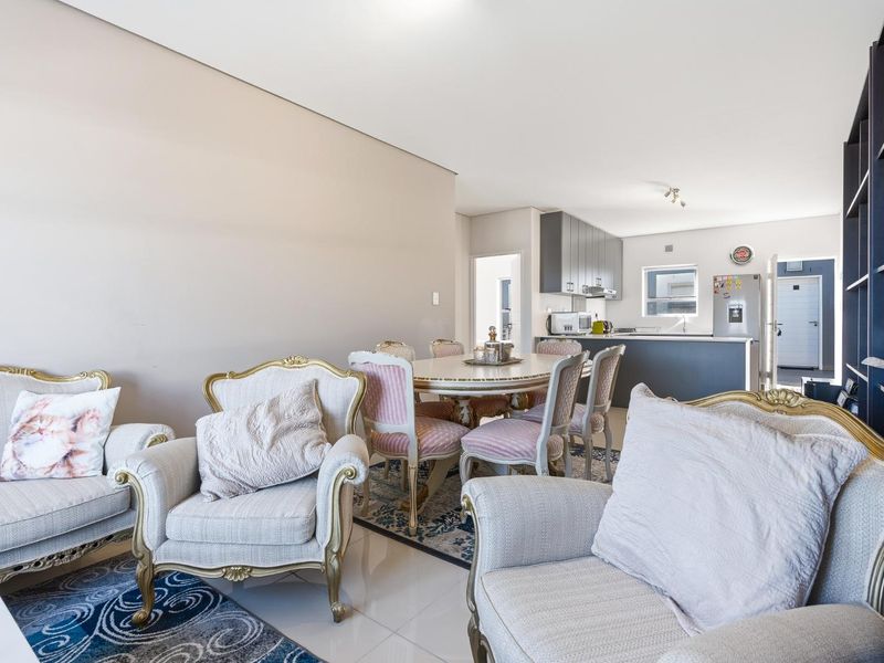 Convenient, Secure Top-Floor Apartment in Edgemead! - Photo 3