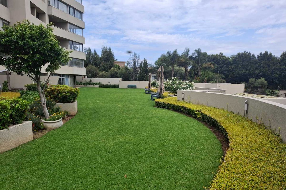 A LUXURIOUS THREE BEDROOM FURNISHED APARTMENT - Photo 2