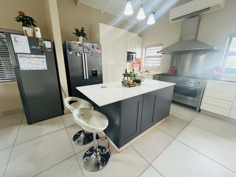 Hendra : A Rare Find: Dual Garages, Cottage, Pool & Pure Luxury - Photo 9