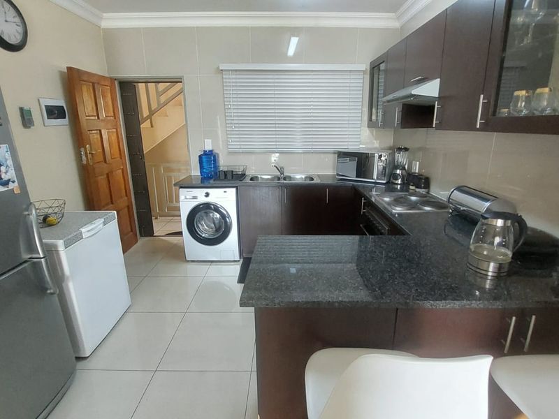 Ground Floor Comfort: 3 Bedrooms, Modern Bath, Scenic Views! - Photo 6