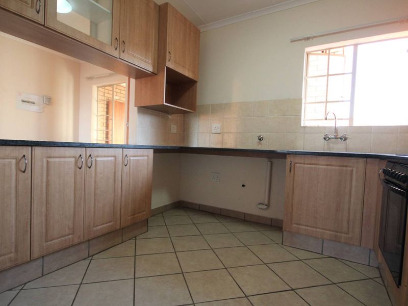 Load-Shedding Free Area - Ground Floor Unit! - Photo 9