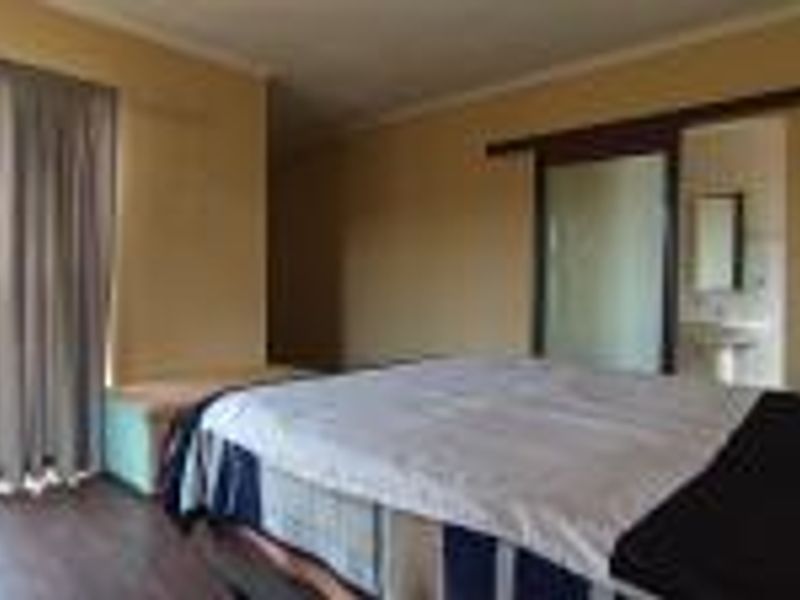 **Charming 2-Bedroom Apartment for Sale in Mondeor** - Photo 6