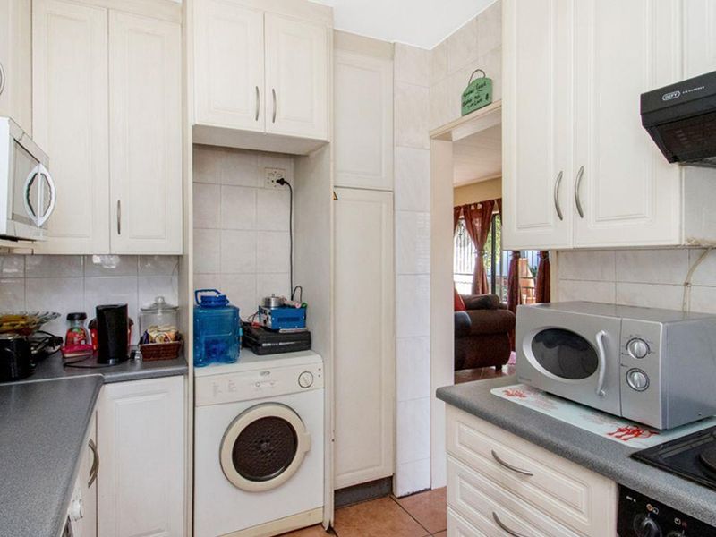 Cosy 2 bedroom 2.5 bathroom duplex unit for sale in Florida Park - Photo 7