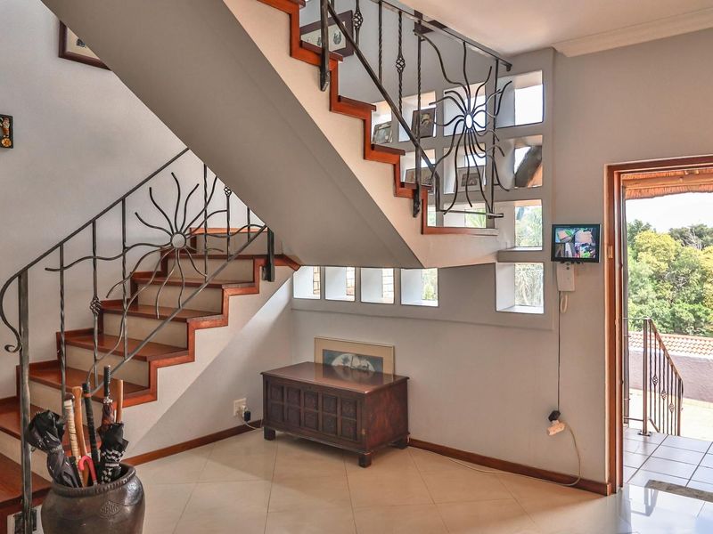 Spacious Five‐Bedroom Residence Offering Ample Family Living and Perfect for Entertainment - Photo 4