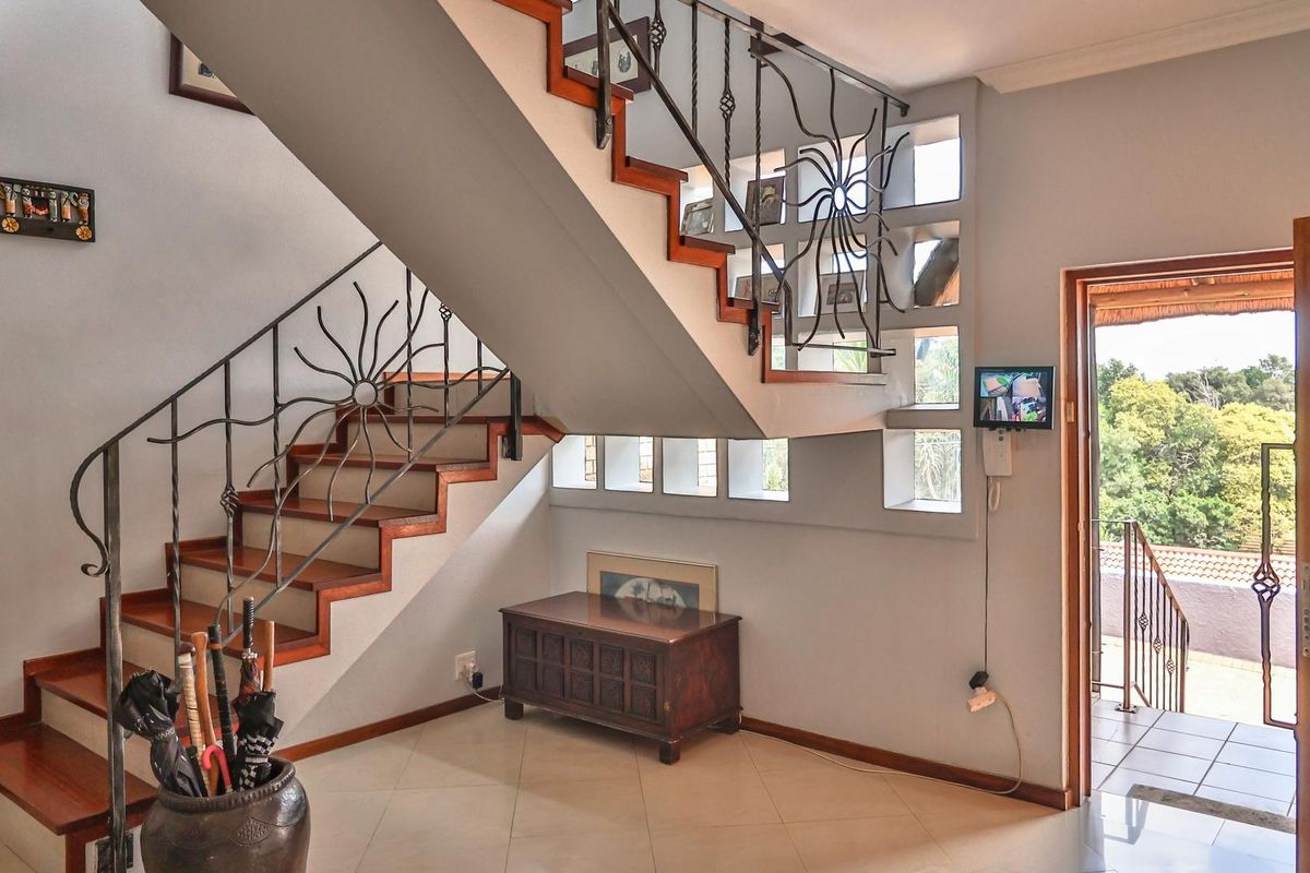 Spacious Five‐Bedroom Residence Offering Ample Family Living and Perfect for Entertainment - Photo 4