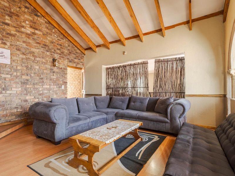 Seven bedroom home, large erf, loads of potential - Newlands - Photo 2