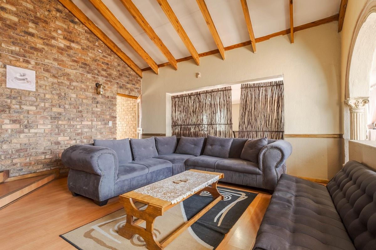 Seven bedroom home, large erf, loads of potential - Newlands - Photo 2