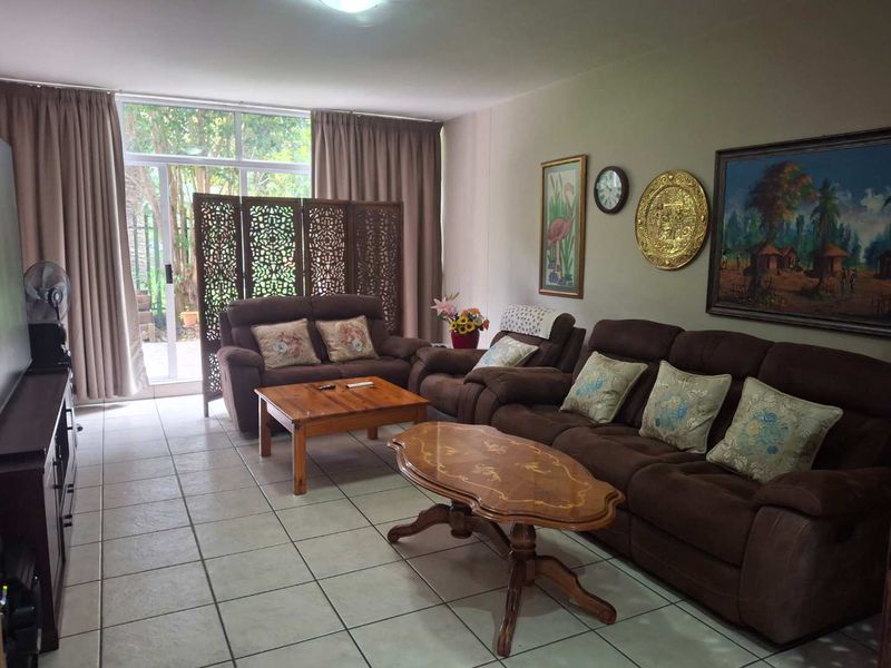 A MAGNIFICENT TWO BEDROOM GARDEN APARTMENT - Photo 10