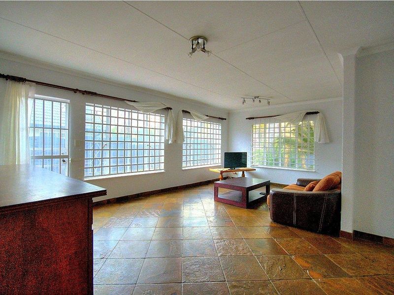 Exceptional property with 2 Dwellings! - Photo 10