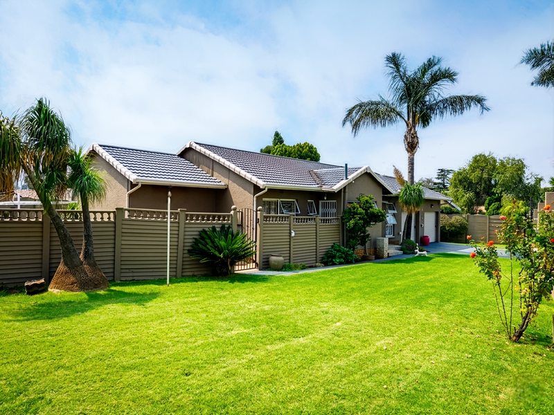 Modern Family Home with Entertainment Area & Pool in Prime Verwoerdpark Location - Photo 3
