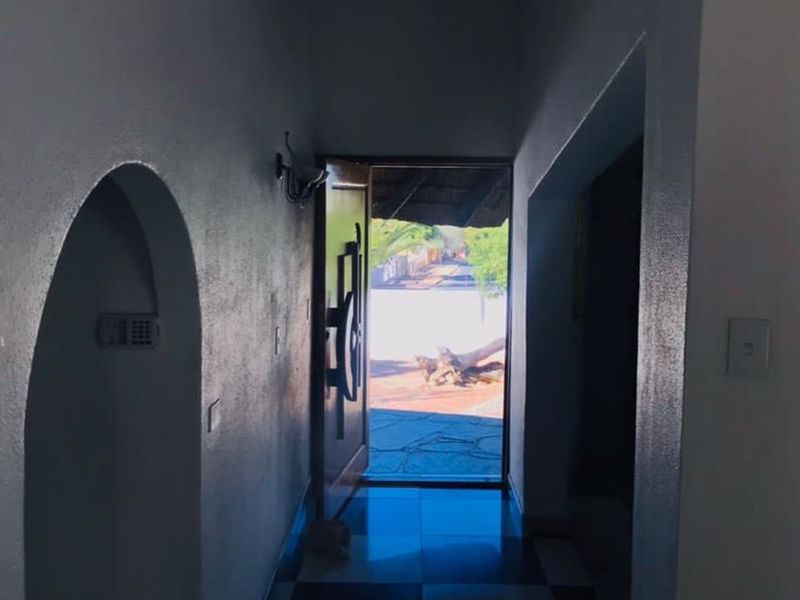 step into this beautiful 4.5 bedroom house available for sale in Hochland Park . Erf size 1451 square meters. N$ 5 million cost exclusive - Photo 5