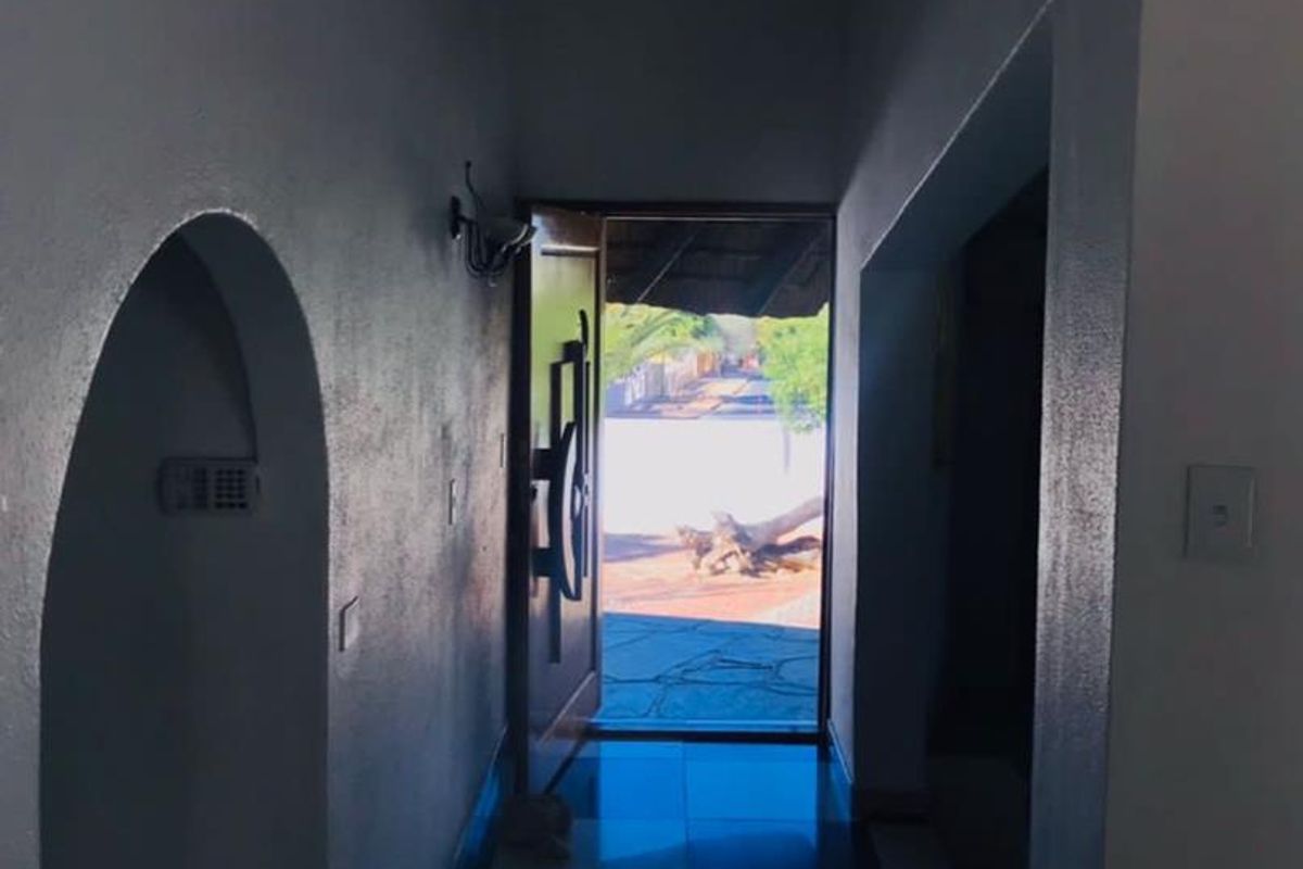 step into this beautiful 4.5 bedroom house available for sale in Hochland Park . Erf size 1451 square meters. N$ 5 million cost exclusive - Photo 5