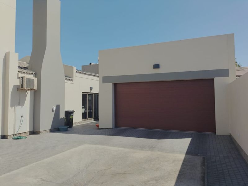 Exquisite 5-Bedroom Executive House in Meersig, Walvis Bay - Photo 2