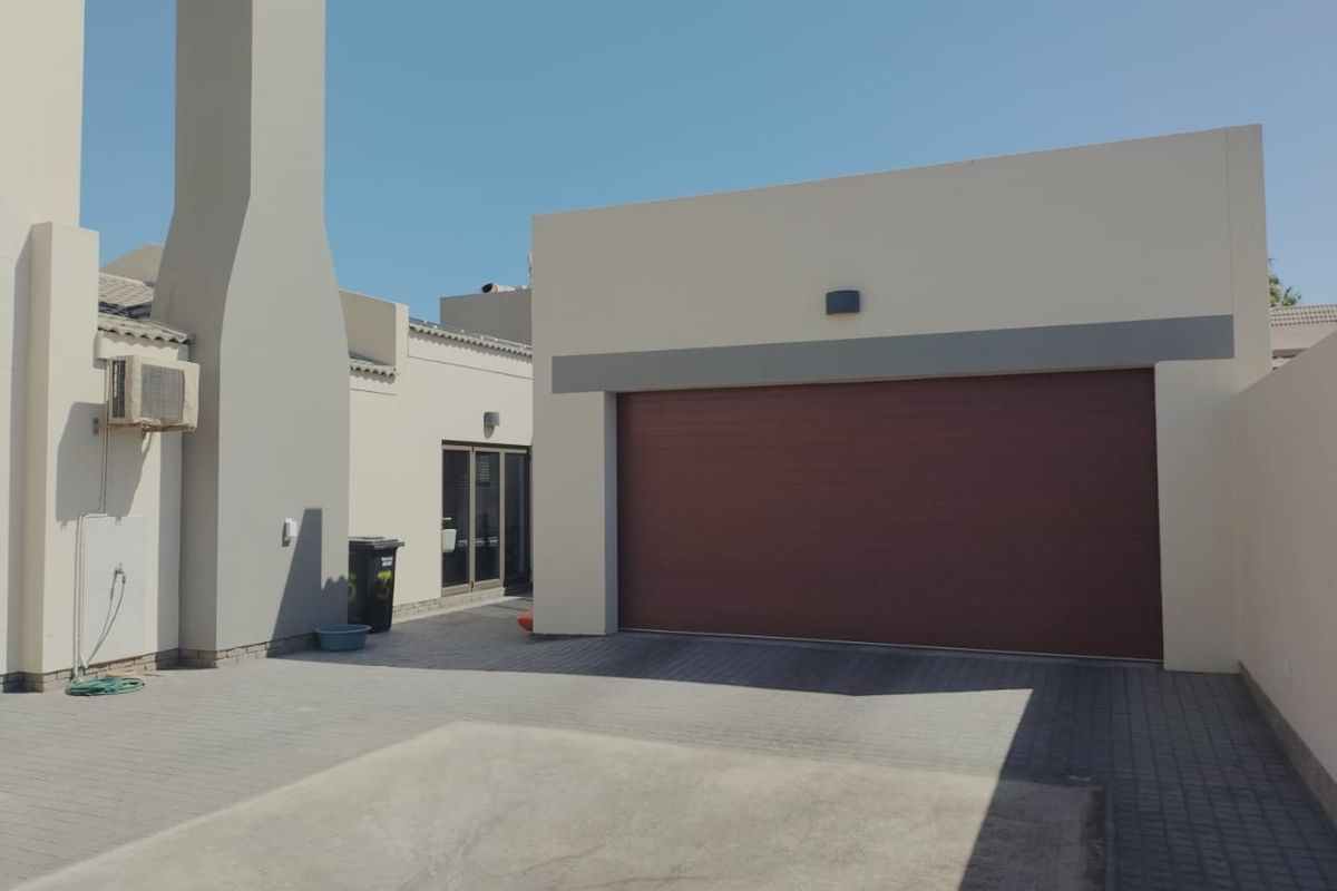 Exquisite 5-Bedroom Executive House in Meersig, Walvis Bay - Photo 2