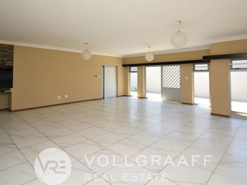 3 Bedroom home with 2 Bedroom flat - Photo 5