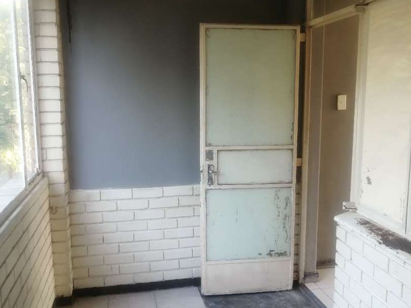 ONE AND HALF BEDROOM FLAT IN PRETORIA CENTRAL : AVAILABLE IMMEDIATELY - Photo 6
