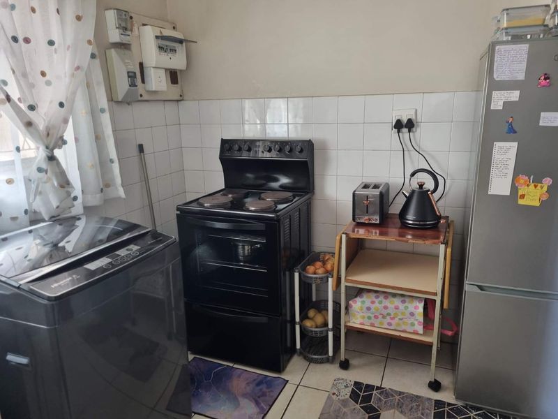 Charming and Secure Apartment in Southernwood - Photo 6