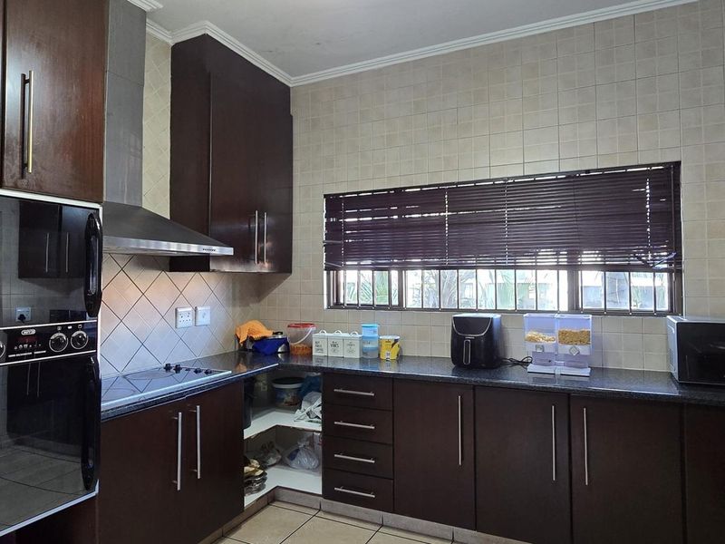 Stunning House In Rooihuiskraal Ext 22 - Photo 4
