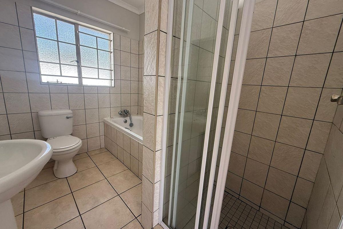 2 Bedroom Townhouse For Sale in Pionierspark Ext 1 - Photo 4