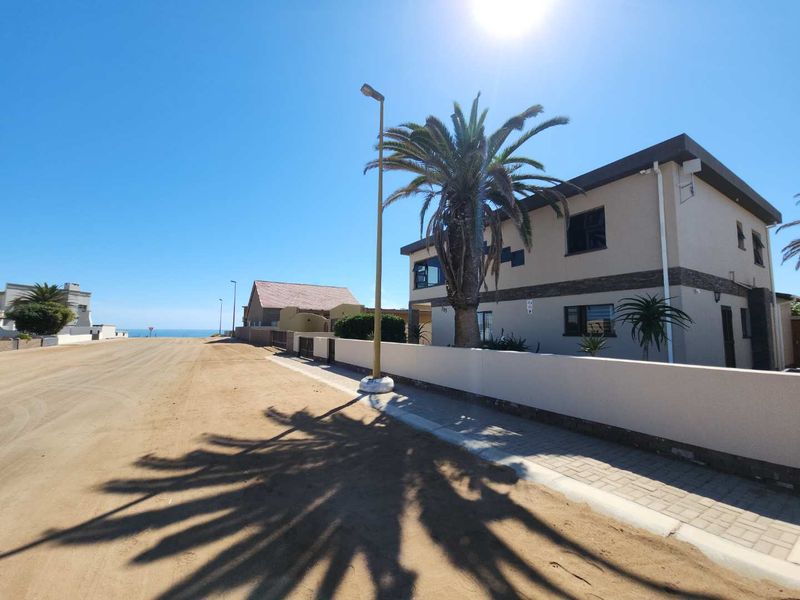 4 Bedrooms plus 2-bedroom flat awaits you. - Photo 2