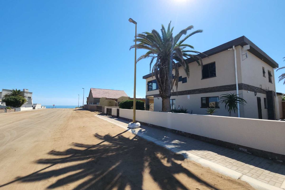 4 Bedrooms plus 2-bedroom flat awaits you. - Photo 2