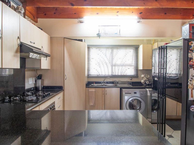 Charming Townhouse in Blue Lakes Estate Awaits You! - Photo 8