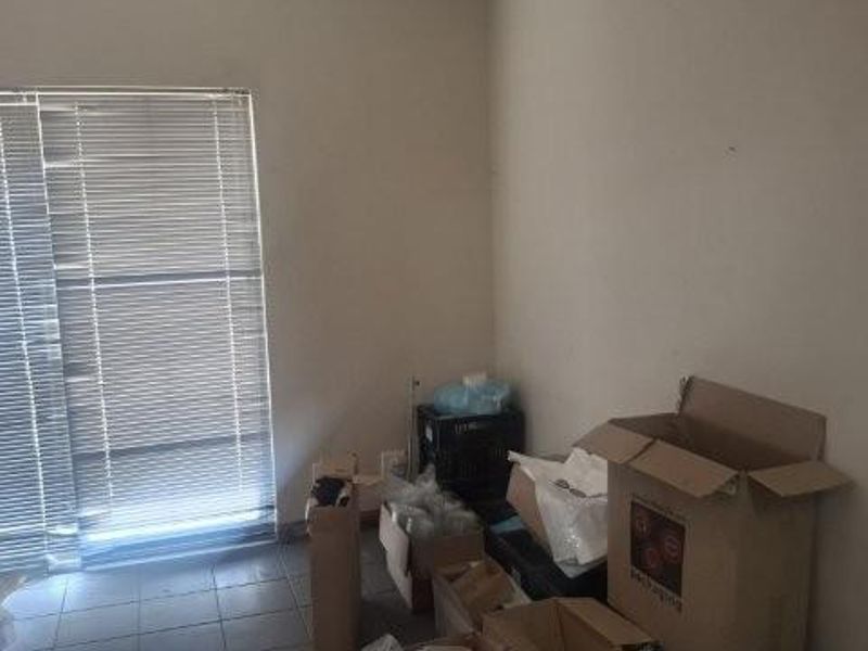 Southern Industrial Warehouse to let - Photo 10