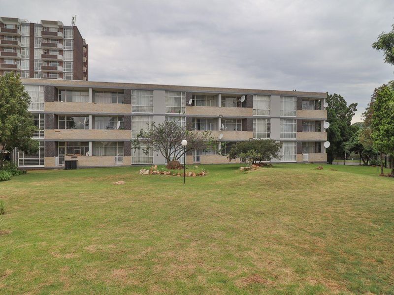 Refurbished 3 bed, 2 bath apartment - Photo 8