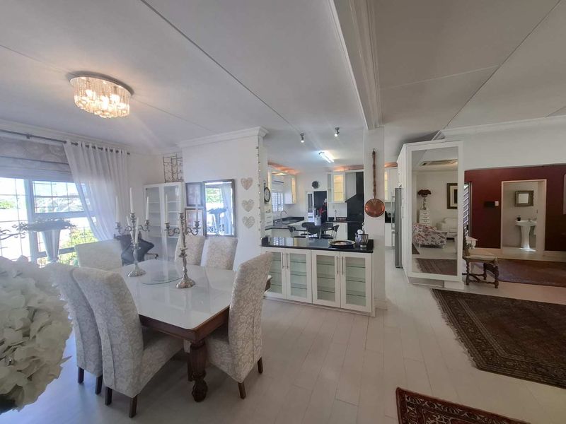 Gorgeous single level home with amazing garden - Photo 2