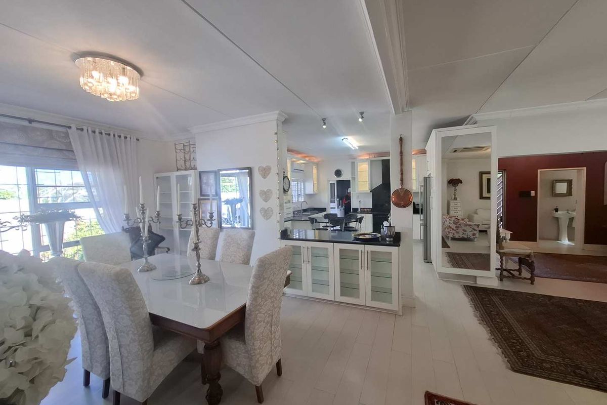 Gorgeous single level home with amazing garden - Photo 2