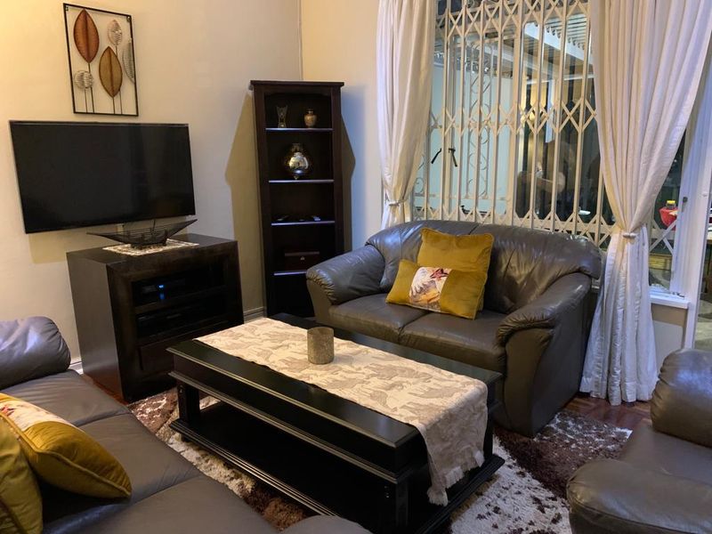 Fully furnished 1 Bedroom Cottage To  Let - Close to Melrose Arch - Photo 2