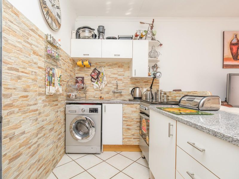 1 Bedroom Unit, set on the first floor in Great Condition. - Photo 3