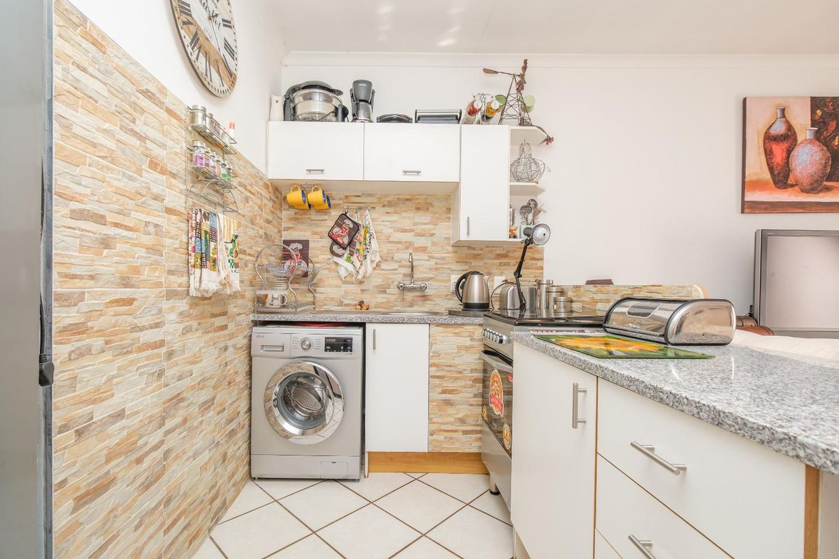 1 Bedroom Unit, set on the first floor in Great Condition. - Photo 3