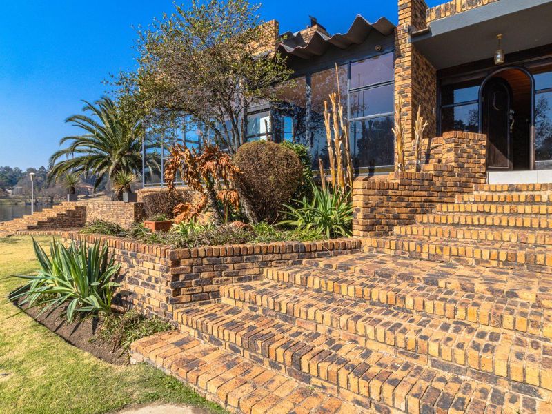 Magnificent 8.5 Hectare Riverfront Estate with Two Homes on the Vaal River – Marlbank - Photo 8