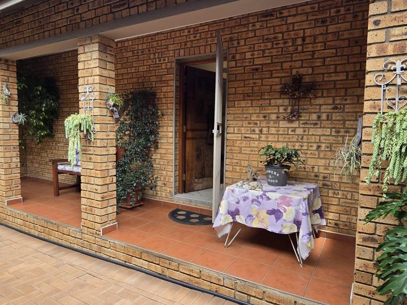 5 Bedroom House for Sale in Brackendowns - Photo 2