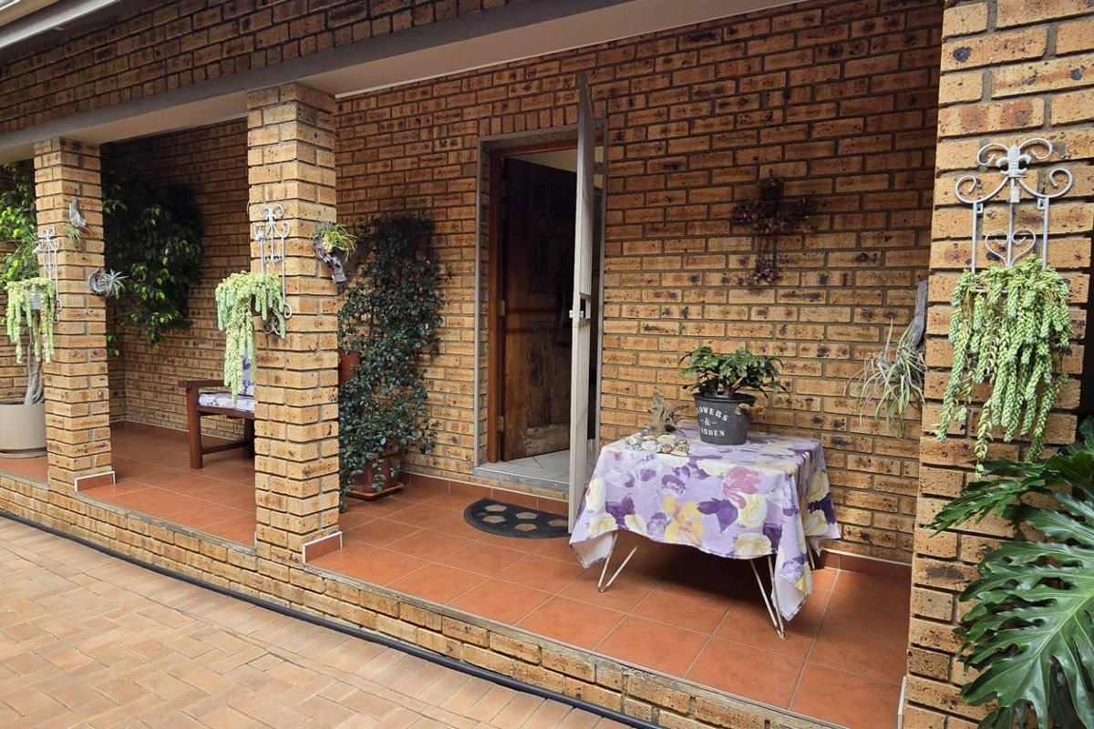 5 Bedroom House for Sale in Brackendowns - Photo 2