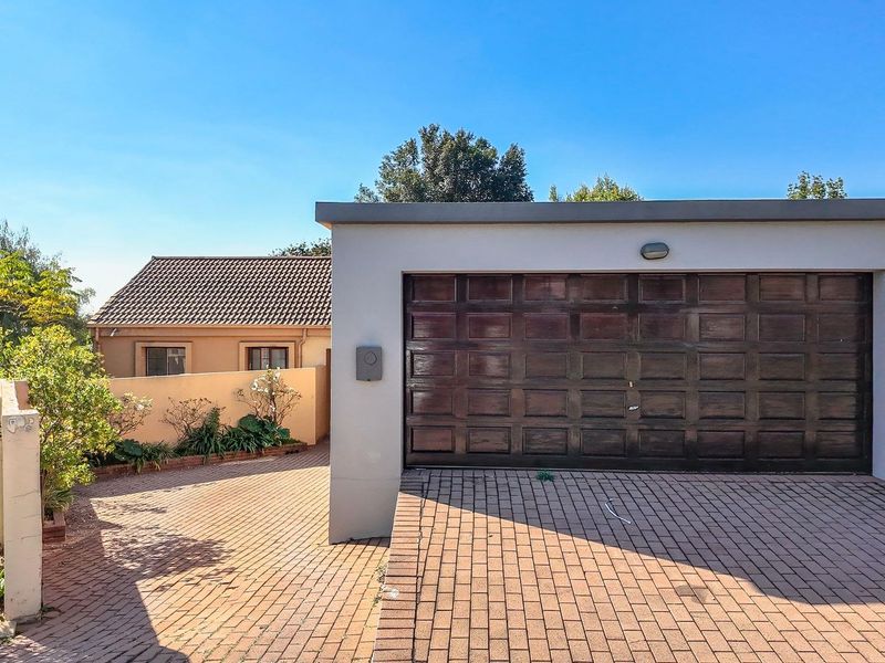A spacious 2-bedroom freehold cluster home situated in a secure estate in  Douglasdale. - Photo 1