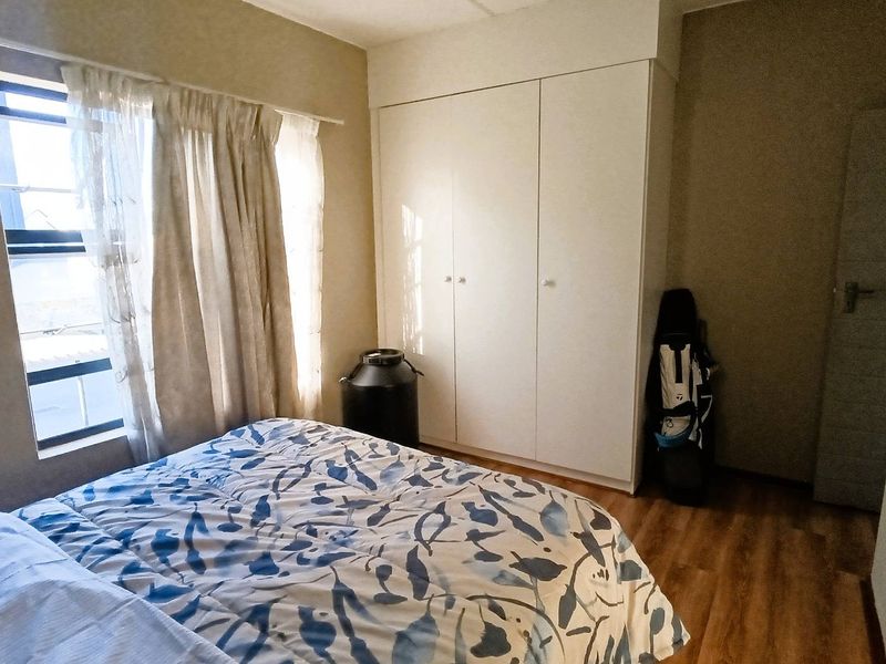 Unlock the Door to your First Home: Stylish and Secure 2 Bedroom Apartment - Photo 8