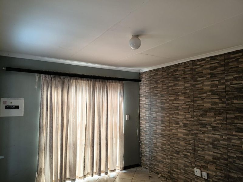 Spacious 3-Bedroom, 2-Bathroom Family Home in a Prime Pretoria Location - Photo 5