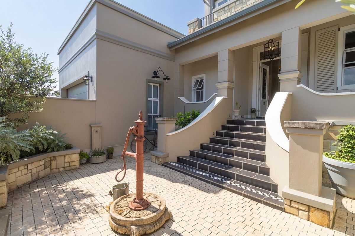 Mediterranean oasis family home - Photo 3