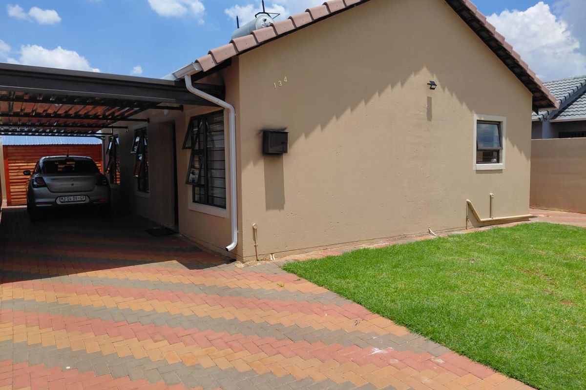 Elegant 3-Bedroom Family Home in the Heart of Dawn Park - Photo 3