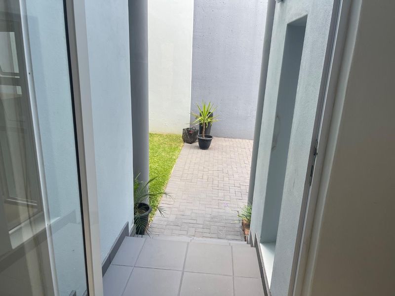 Stunning 4 bedroom and 3 bathroom cluster house in Ferndale - Photo 10